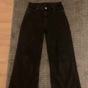 Jeans  - Svarta jeans till pris som är diskuterbart. Är lite slitna vid hälarna men det går att klippa bort :) De är i väldigt bra skick och ser nästan ut som nya. 