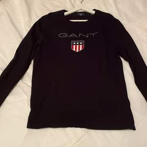 Gant T-shirt storlek M  modellen är 185cm lång 