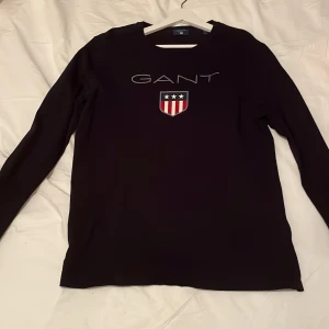 Gant T-shirt  - Gant T-shirt storlek M  modellen är 185cm lång 