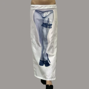 maxikjol med tryck - satinkjol med tryck! joan of arc från konekopark, nypris $111. tyvärr är även min platta rumpa för fet för denna kjol så inte ens använt en gång! one size men passar bäst xxs-xs. ingen stretch