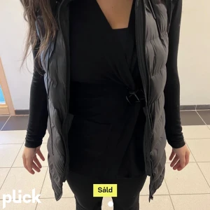 zara väst - (lånad bild) strlk xs. säljer denna väst den kmr ej till användning. har inga skador heller på västen💕