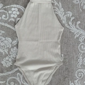 Beige body med polokrage  - Helt ny & oanvänd body från zara 