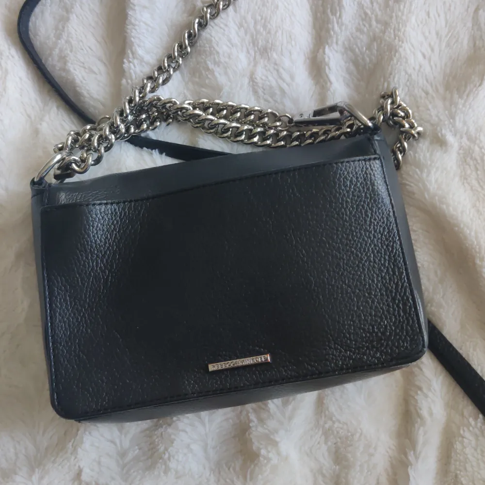 Fin och sparsamt använd väska från Rebecca Minkoff i modellen Map Flap Crossbody. Med kommer en dustbag!   Nypris - 2700 kronor  Säljs inte längre, därav priset. . Väskor.