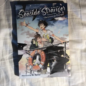 Seaside Stranger vol.2 - Andra boken endast. Köpt i Stockholm för lite mer än ett år sedan och har stått orörd på en hylla sedan dess så den är i nyskick . Säljer pga har andra intressen nu. Köparen står för frakt🫶