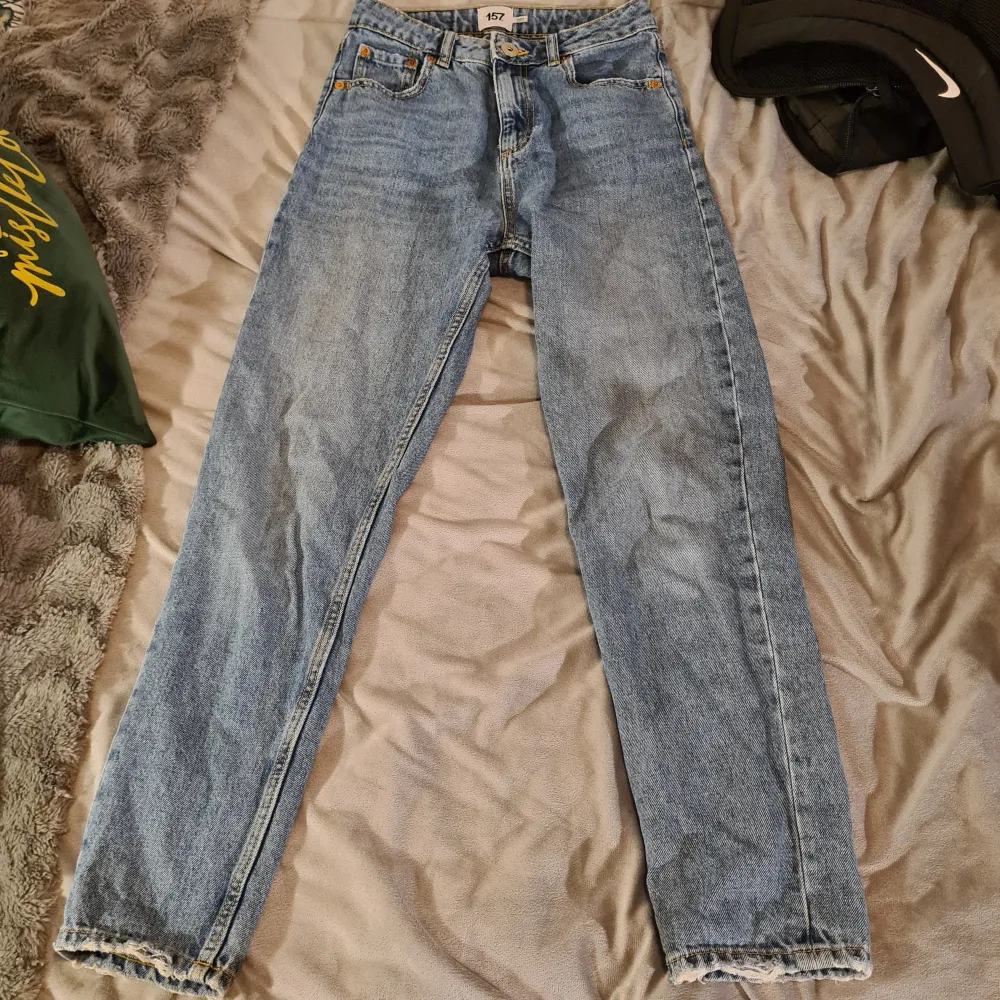 Inga deffekter vad jag kan se men jag köpte dem inte så vet inte hur de var från början. Jeans & Byxor.