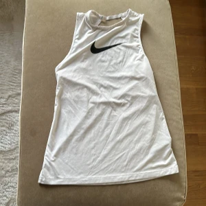 Tränings linne  - Träningslinne från Nike med öppen rygg 