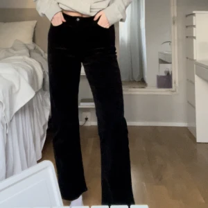 Manchesterbyxor - Svarta manchesterbyxor från Weekday. Aldrig använda pga för korta för mig. Jag är 182cm. Superfina och mjuka! Köpta för 500kr
