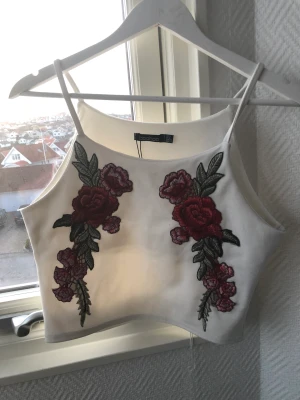 Blandade toppar - Olika toppar, från använd till oanvänd   Nr1-oanvänd, storlek 36/BOOHOO Nr 2- använd, S/BikBok Nr 3- delvis använd, XS/GinaTricot  Alla för 125kr eller 50kr/styck