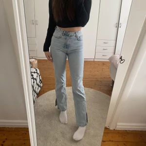 Bikbok jenas med slit  - High waist jeans med slit ner till från Bikbok. Jätte fina men är tyvärr för korta för mig. Sitter annars jätte fint. Waist 26 och length 32. Köpte för drygt en månad sen och använda 2 gånger. Nypris 600. Köparen står för frakten💗