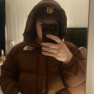 The north face jacke  - Helt ny northface jacka , är oftast slut överallt, nypris ligger på 4500, tänker mig runt 2000