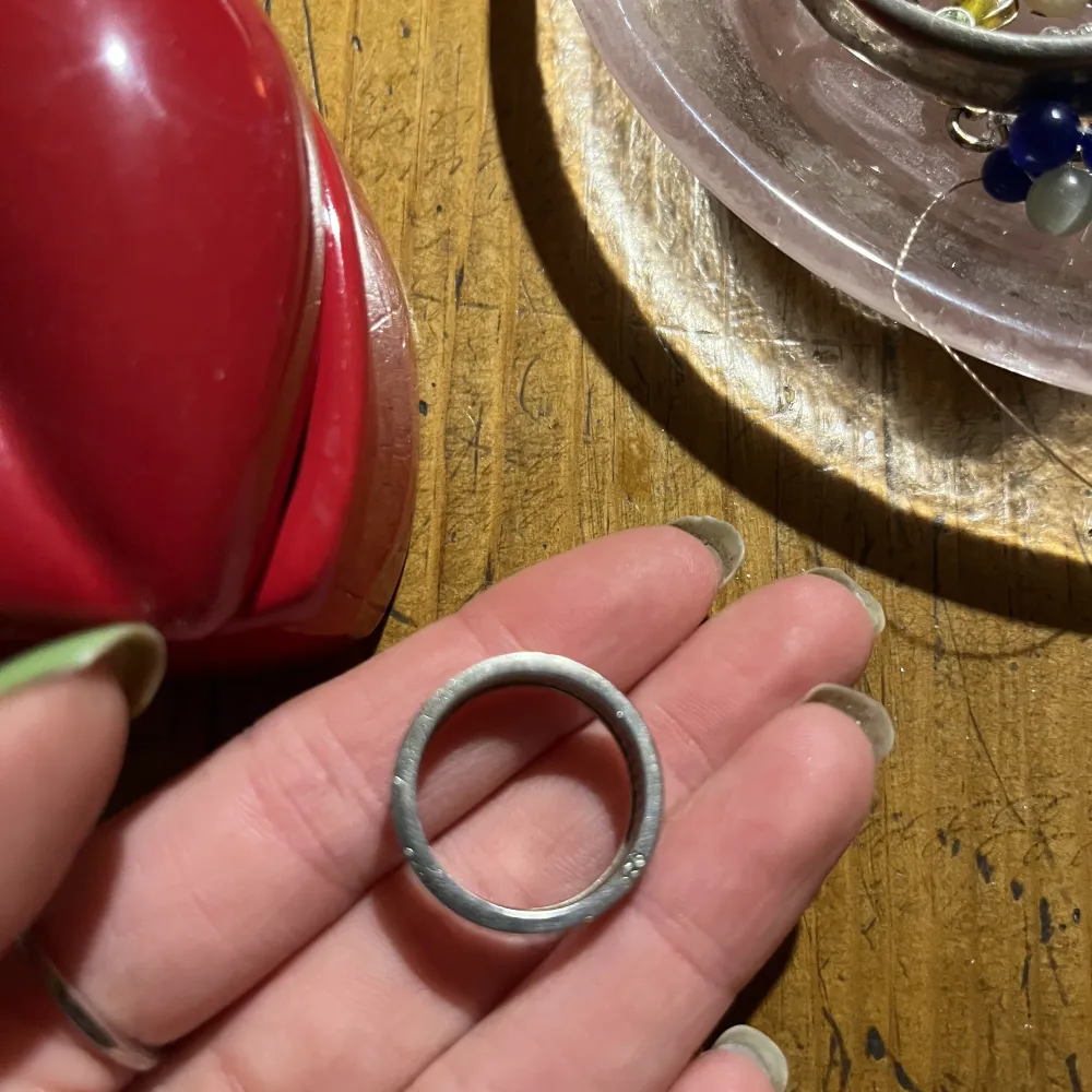 Ring i silver. Vet inte vilken storlek det är; men det är i större storlek passar mig på pekfingret. 🫶🏼   skriv för mer bilder. Accessoarer.