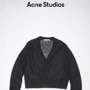 Acne Studios - Cropped cardigan - Jättefin stickad, nästan oanvänd cardigan Mohair, nylon & ull Strl M Kostar 3400kr nu i butik