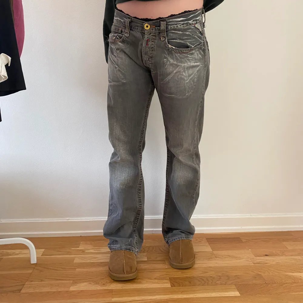 Super kule low waist jeans fra Replay! Jag er en 172cm. Jeans & Byxor.