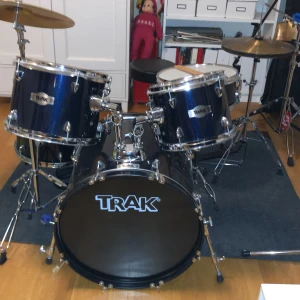 Trumset - Detta trumset Trak Junior är inköpt Aug 2020. Säljes pga nytt större trumset inköpt. Kan mötas upp i centrala Stockholm, eller Härrengen/Älvsjö/Fruängen