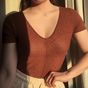 Body - Body från prettylittlething. Fin v-ringning både bak och fram. Säljer för den är för den är för liten för mig.