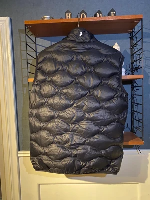 Peak performance väst - Säljer en peak performance väst i bra skick, men ser skrynklig ut på bilden eftersom den varit ihopvikt. Lägger ut den för 650kr men priset är ej hugget i sten så kom med förslag. Nypris pris 1800kr