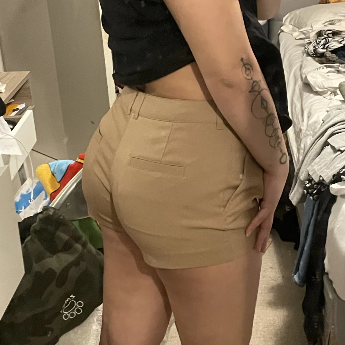 Beigea kostymshorts - 90