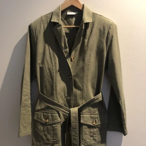 Matchande Kavaj + Byxor - Kavaj och byxor i kvalitativ bomull. Färgen är grön/Seige. Blir en riktigt snygg look när de används tillsammans. Strl 40