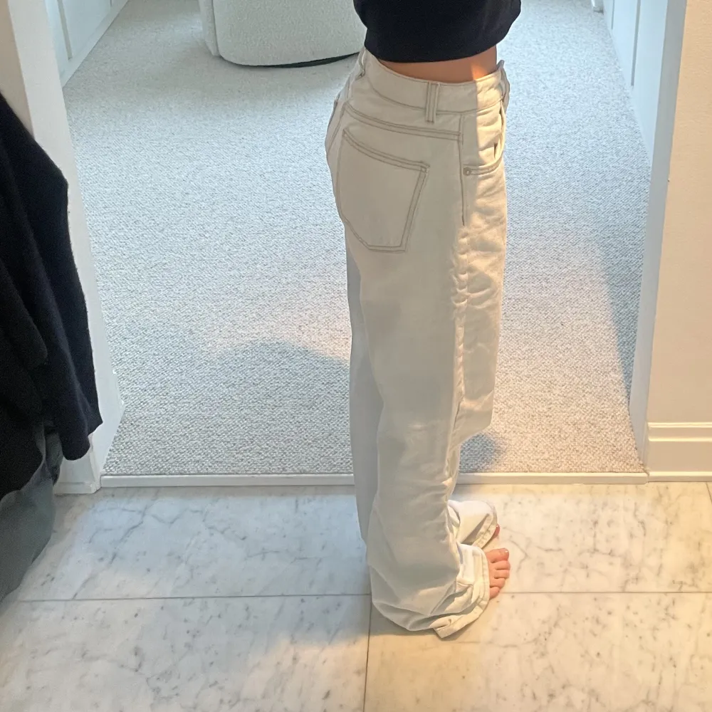 Ljusblå jeans i superbra skick ifrån Zara. Väldigt långa på mig som är 158 cm så passar någon lite längre. :) strl 38 så oversized på mig som normalt har 34. . Jeans & Byxor.