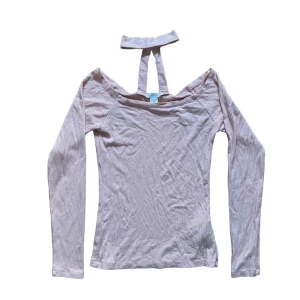 y2k tröja med band runt halsen - tröja från amisu. 😍😍 Färgen syns bäst på bild 2. Knappt använd. Köparen står för frakt. 💕