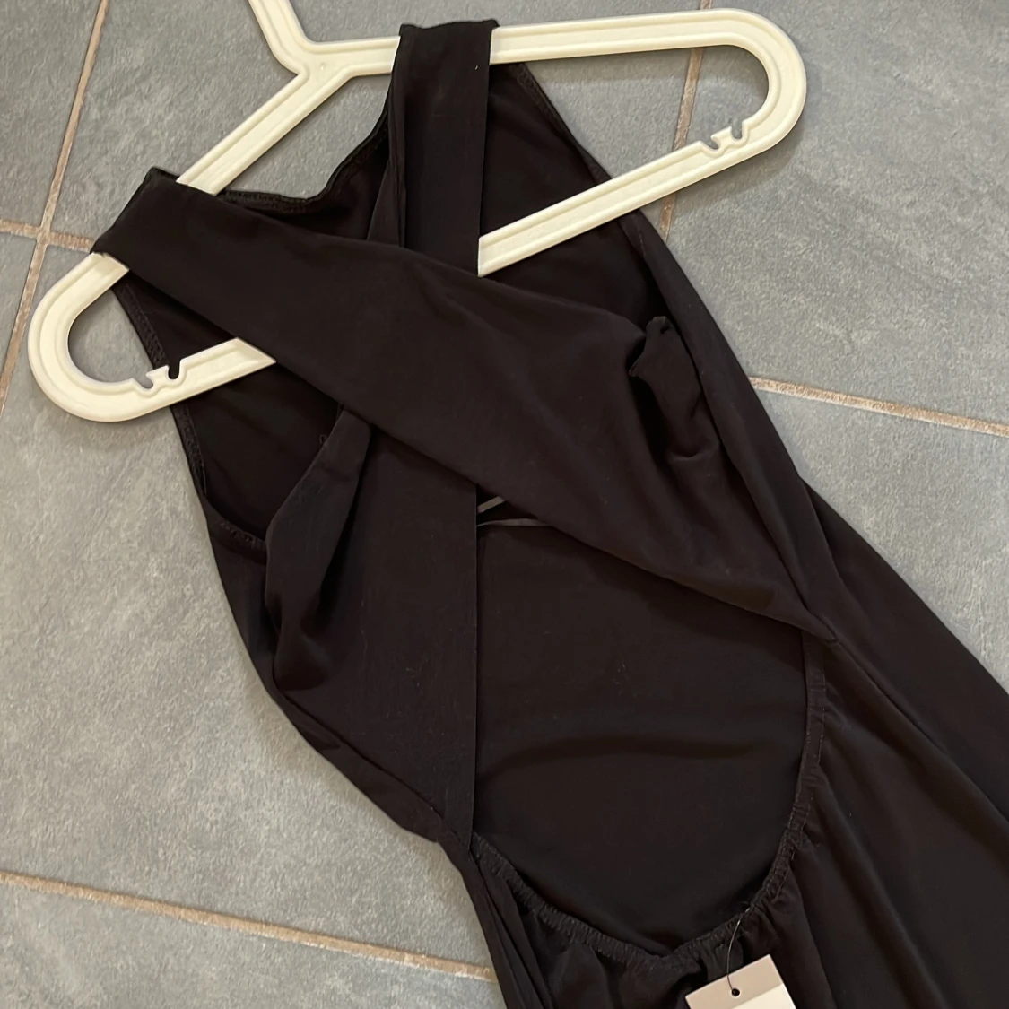 Maxiklänning med öppen rygg 