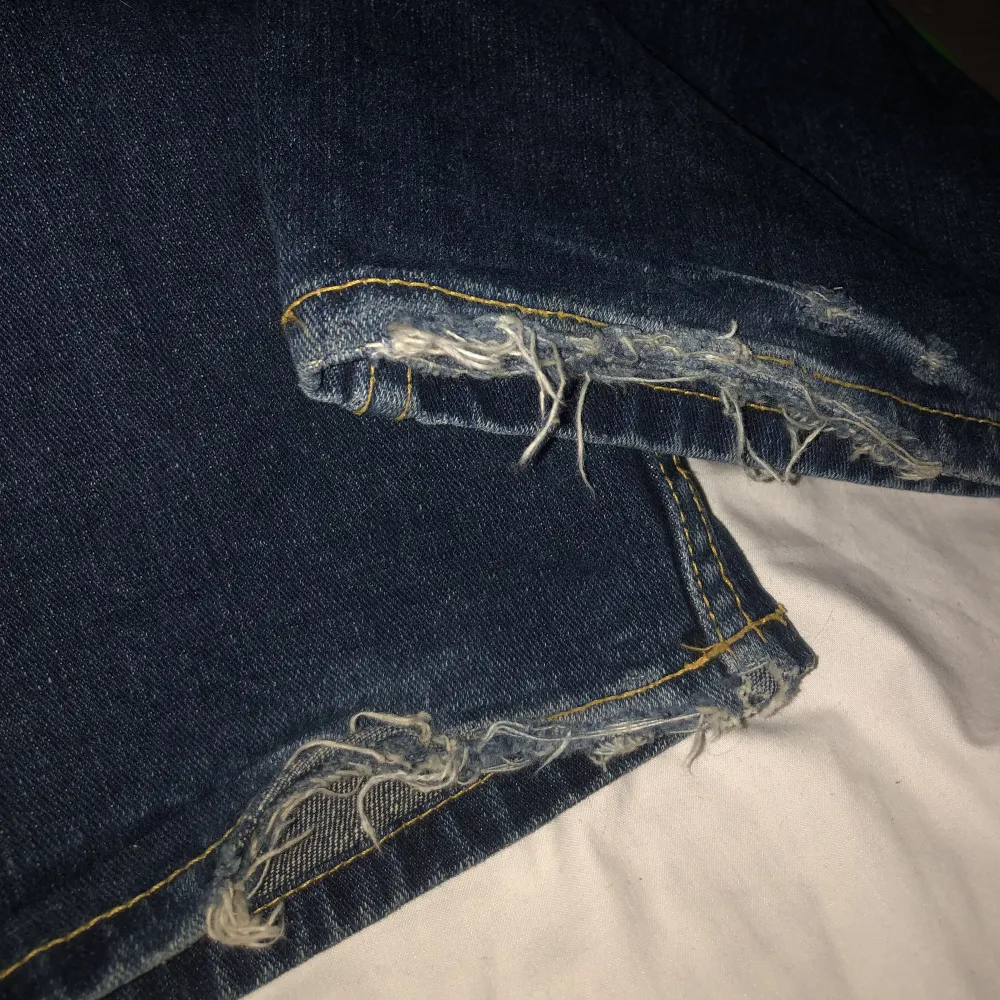 Snygga jeans i storlek w31/L34. Se sista bilden för skador! . Jeans & Byxor.