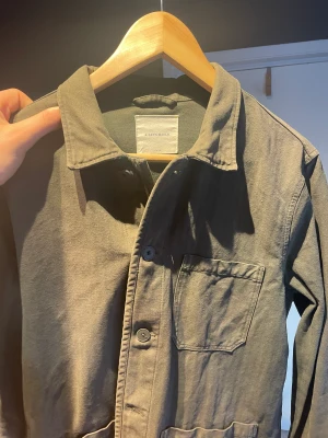 A day’s march - Grön A day’s march overshirt som passar helt perfekt på våren sommaren och början av hösten 