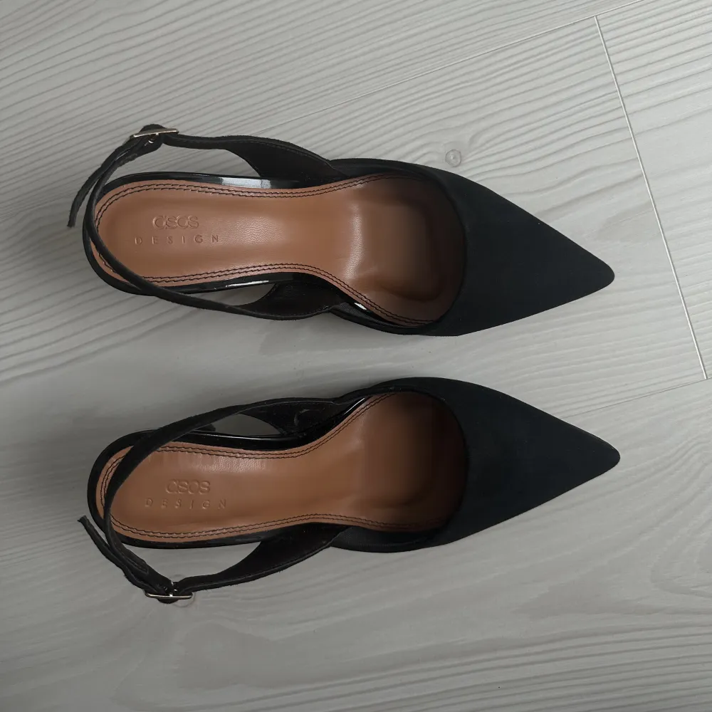 Superfina klackar som endast är använda en gång då de är lite för stora på mig, har storlek 36 i skor men dessa skulle nog passa en 37 bättre 🤍. Skor.
