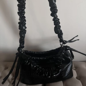 Handväska - Använd fåtal gånger. Rymlig. Kort och lång band tillkommer 