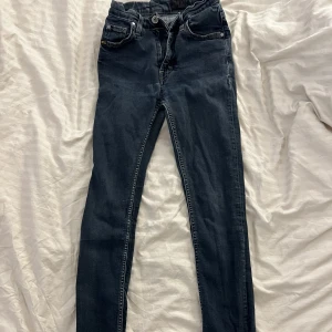 Jeans  - Skinnyjeans från tiger of Sweden i storlek 27/32 