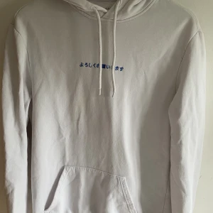 Vit hoodie - Vit hoodie med coolt tryck. Bra skick, köpt från zalando. Sitter som storlek M. 