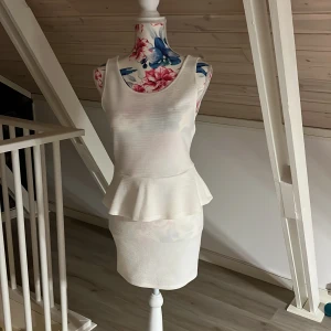 Klänning  - En Somma klänning, har använt bara en gång. 