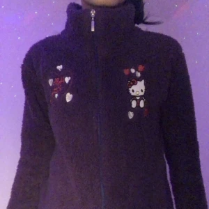 Lila hello Kitty kofta - Hej säljer denna sköna lila hello Kitty kofta som inte är vid användning nu. Har typ bara använt den 2 gånger. Den är i storlek S. Den är super skön o ha på sig.