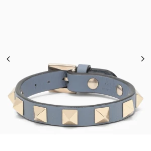 Valentino Garavida Rockstud armband  - super fint Valentina armband i färgen jusblått som inte finns kvar att köpa längre. Atbandet är använt ca 3 gånger så det är i väldigt bra skick. Köparen står för frakten💓