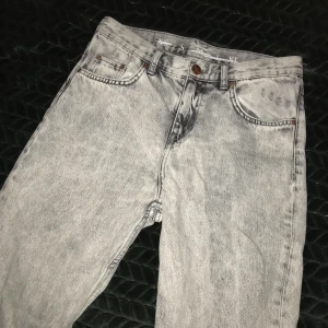 Jeans - Ljusgrå boyfriendjeans med hög midja.