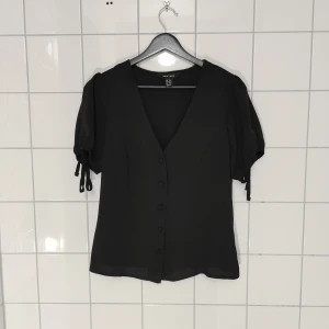 Blus - Kortärmad blus med snörning i ärmarna från New Look. Jag brukar ha s-m, sitter figurnära på mig. 