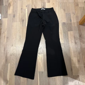 Design by Si lågmidjade kostymbyxor  - Säljer dom pågrund av att fom är för små dom är som nya 