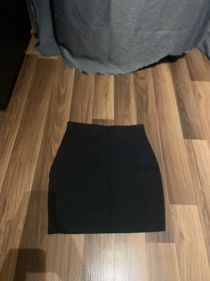 Kjol 💓 - Säljer denna kjol just för att den är på tok förliten för mig. Sitter så fint och framhäver verkligen formen💓 inga hål eller liknande. Köparen står för frakten!!!