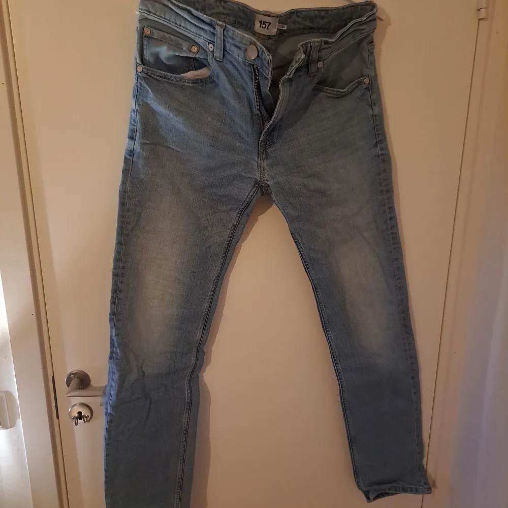 2 par likadana jeans från Lager 157, slimmy stl 33/34. Jeans & Byxor.