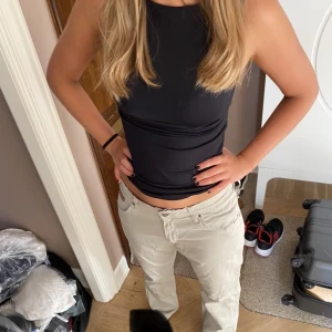 Wrangler - Säljer mina snygga byxor från wrangler. De är i storklek M oxh passar mig som är 167 då de sitter lite baggy. Köpta i Danmark för 600 säljer för 150kr + frakt