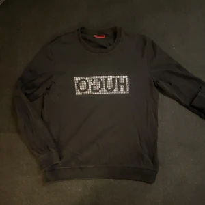 Hugo Boss Rhinestone Sweatshirt - Hugo Boss Rhinestone Sweatshirt.  Size XL, passar L General wear, inga flaws