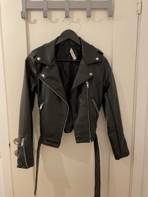 Skinnjacka - Skinnjacka från Nelly i stolek 34! Använd ett fåtal gånger☺️