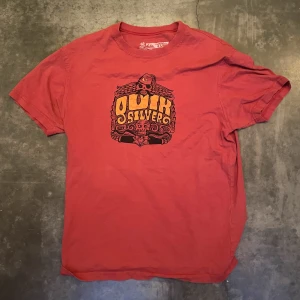 Quiksilver tröja - En tröja från quiksilver i storlek M. 3 FÖR 2 ALLA PRODUKTER på sidan. Betalar ej frakt och kan mötas upp i uppsala/stockholm.