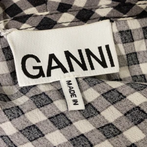 Ganni klänning  - Superfin vit svart rutig klänning från ganni, som ny! Stl s💛💛 köpt för ca 3000kr