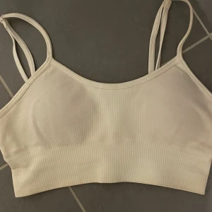 Sport-bh - Sport-bh köpt i en liten sportbutik i marbella. Använd ett fåtal gånger, i bra skick! Priset är inkl frakt. 