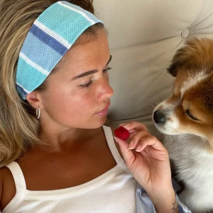 Hårband  - Säljer mitt superfina djerf avenue hårband i färgen Sky. Oanvänt. Köpt för 400kr