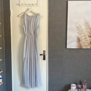 En superfin ljusblå långklänning i underbart luftigt material 💙 perfekt att ha på bröllop eller fest i sommar! Har dubbelt lager så den är inte genomskinlig och är superfin med öppen rygg 😍