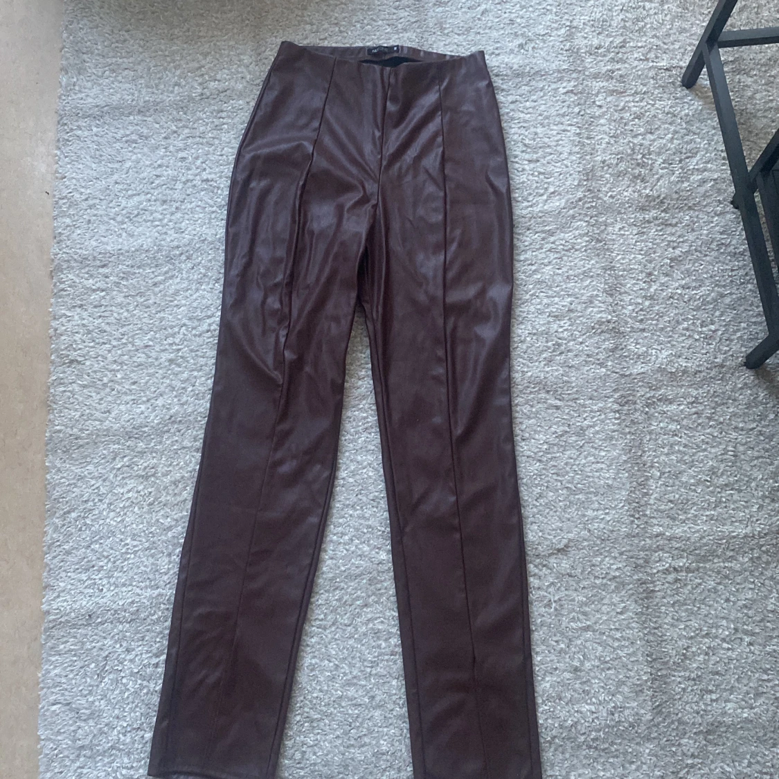 Bruna skinnbyxor med slits  - 90