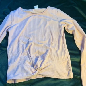 Rosa tröja - Rosa tröja med knut på magen med långa armar