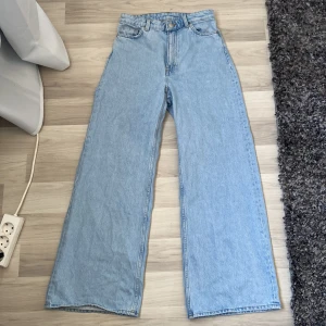 Jeans - Ett par jeans från Monki i en superfin ljusblå färg. 💙Använda ett fåtal gånger då jag upplever att de är för små för mig. Högmidjade och Går ner till föttena på mig som är 165. 💙
